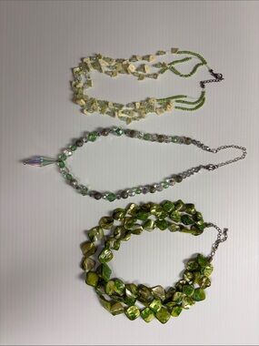 Lot of three beaded necklaces.
Mix of shell/ceramic/beads